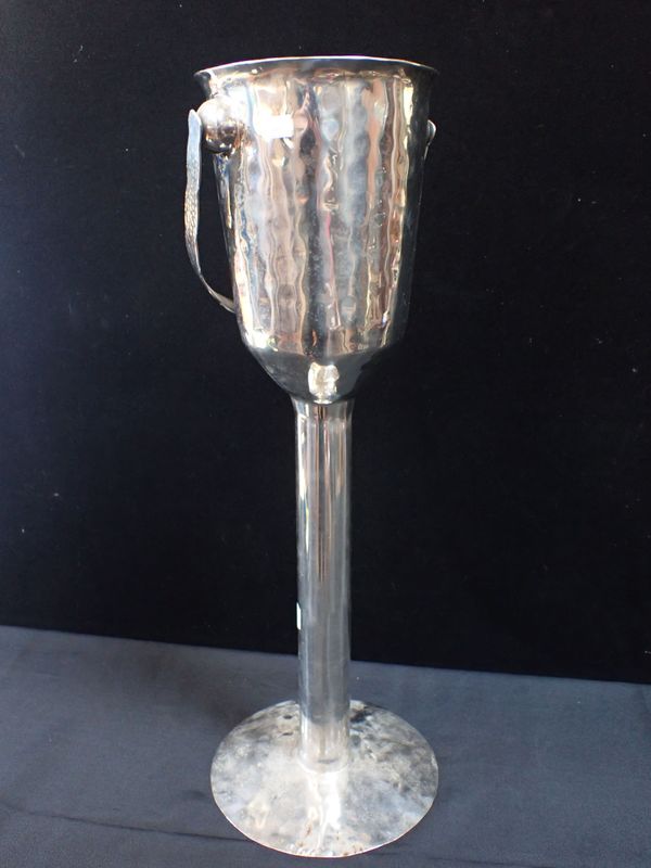 A FLOOR-STANDING CHAMPAGNE ICE BUCKET