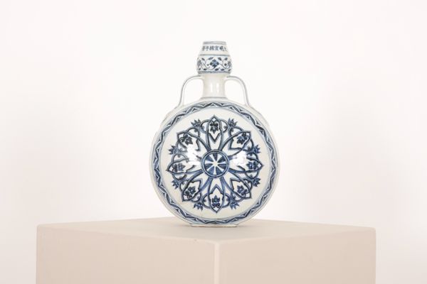 A CHINESE BLUE AND WHITE FLASK