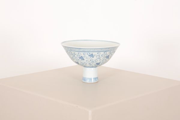 A CHINESE PORCELAIN BLUE AND WHITE STEM CUP