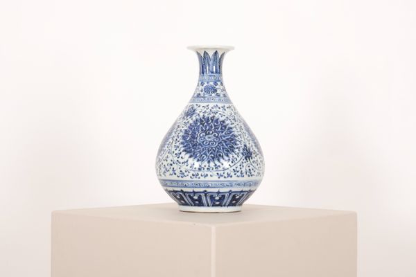 A CHINESE BLUE AND WHITE CHRYSANTHEMUM VASE