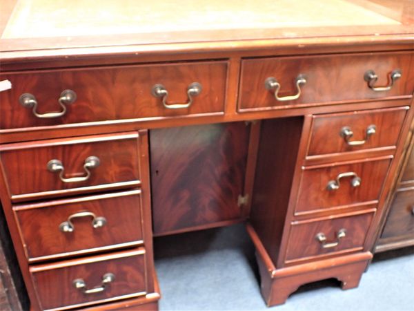 A REPRODUCTION FIGURED MAHOGANY KNEEHOLE DESK