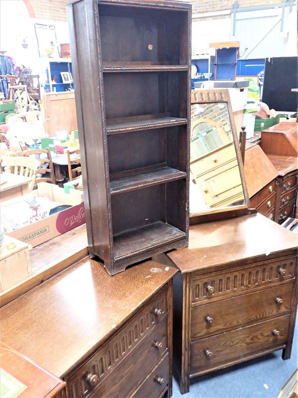 AN OAK DRESSING TABLE AND MATCHING CHEST OF DRAWERS