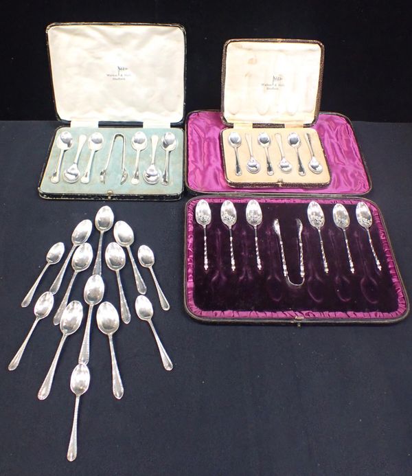 A SET OF SIX VICTORIAN SILVER TEA SPOONS