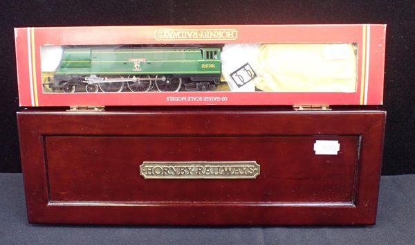 HORNBY 00 GAUGE SOUTHERN RAILWAY LOCOMOTIVE BOXED AS NEW