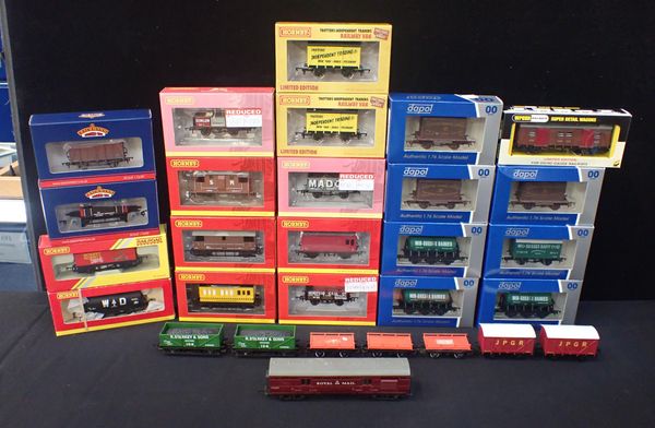 A COLLECTION OF 00 GAUGE GOODS WAGONS