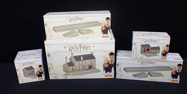 HORNBY 00 GAUGE HARRY POTTER STATION BOXED AS NEW