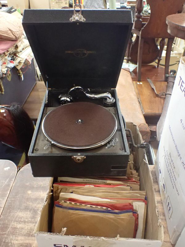 A COLUMBIA 204 PORTABLE 'GRAFONOLA' GRAMOPHONE