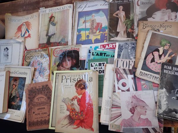 A COLLECTION OF EARLY-MID 20TH CENTURY FASHION MAGAZINES