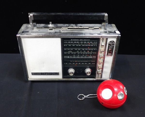 A RETRO PANASONIC 'PANAPET' MODEL R-70 RADIO