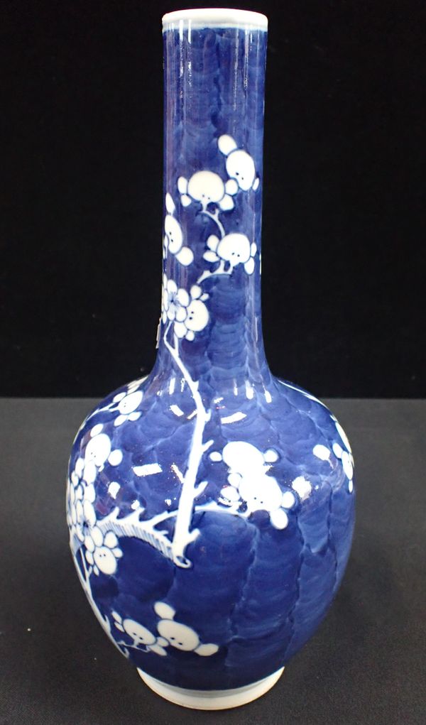 A CHINESE BLUE AND WHITE PORCELAIN BOTTLE SHAPED VASE