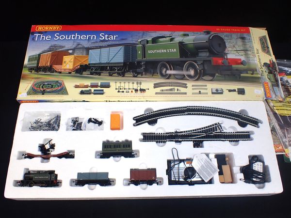 HORNBY 'THE SOUTHERN STAR' 00 GAUGE TRAIN SET