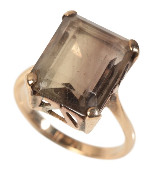 A SMOKEY QUARTZ RING