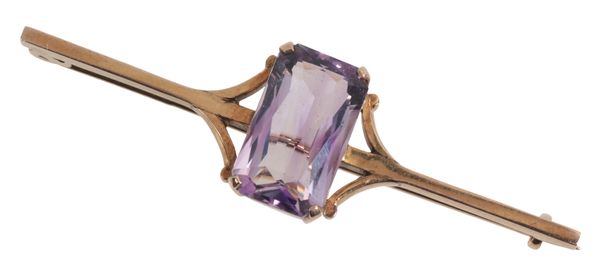 AN AMETHYST BAR BROOCH