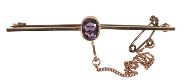 A 15CT GOLD AMETHYST BAR BROOCH