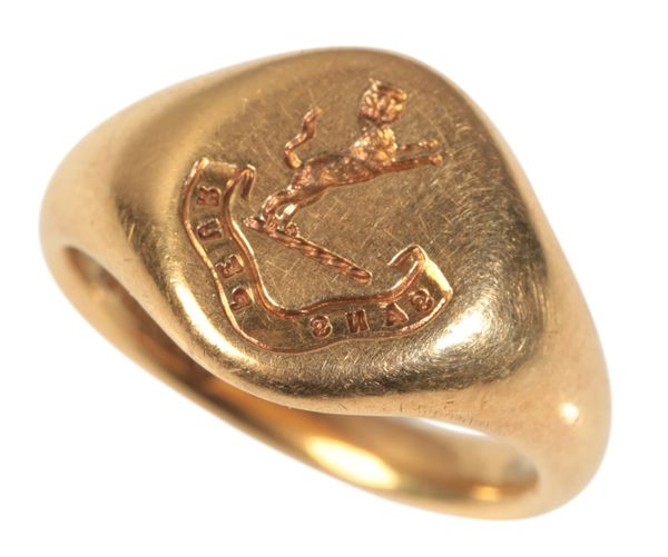 AN 18CT GOLD SIGNET RING