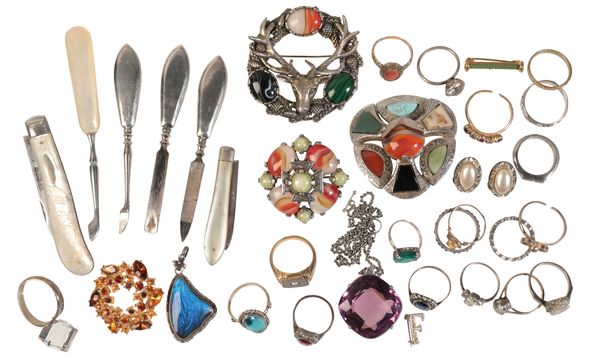 A COLLECTION OF BROOCHES AND RINGS