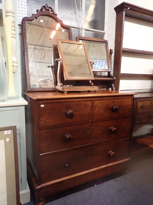 A VICTORIAN MAHOGANY CHEST OF DRAWERS