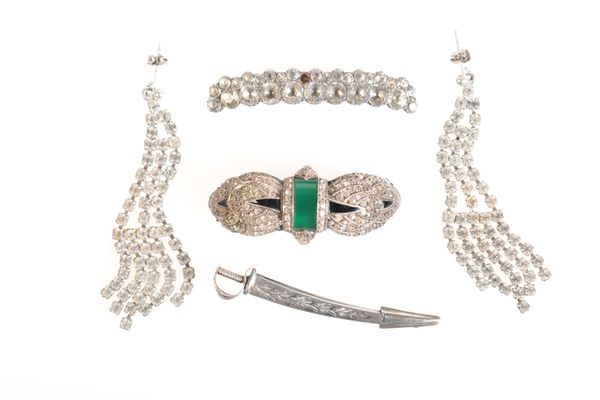 A COLLECTION OF COSTUME JEWELLERY