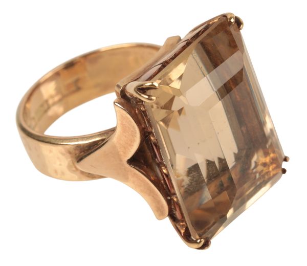 A VINTAGE 9CT GOLD SMOKEY QUARTZ RING