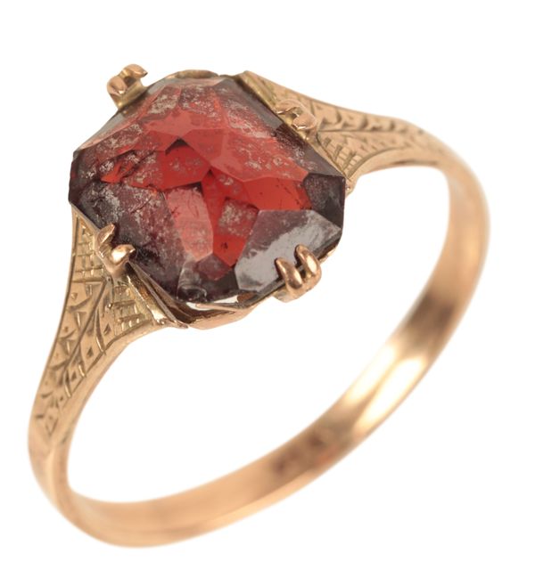 A 9CT GOLD GARNET RING