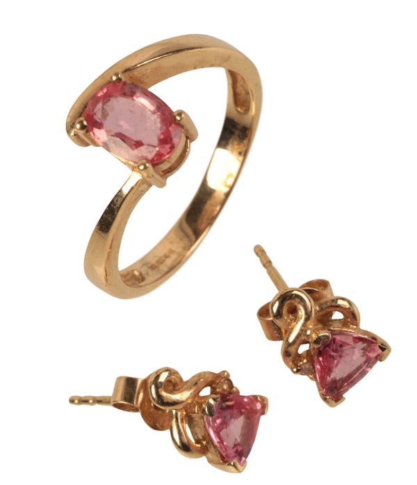 AN 18CT GOLD TOURMALINE RING