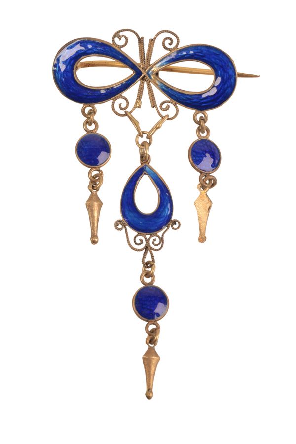 AN EARLY 20TH CENTURY BLUE ENAMELLED SILVER GILT BROOCH