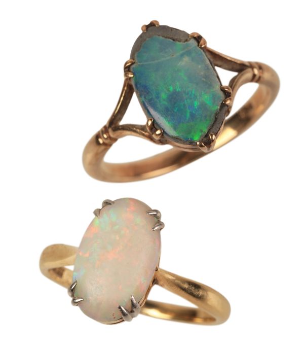 AN 18CT GOLD AND PLATINUM OPAL RING