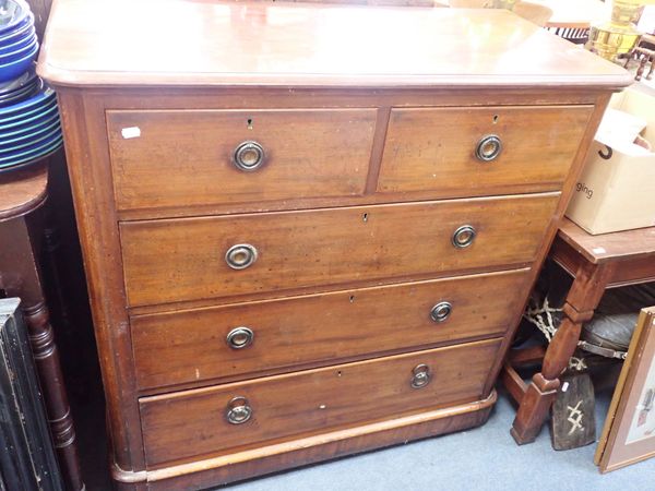 A VICTORIAN MAHOGANY CHEST OF DRAWERS