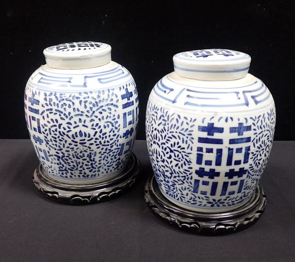 A PAIR OF CHINESE BLUE AND WHITE GINGER JARS