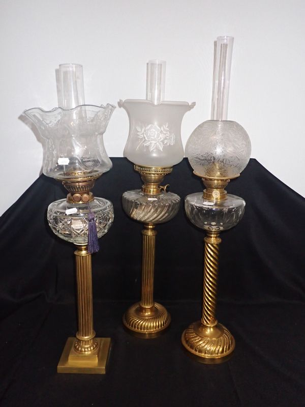 A 19TH CENTURY BRASS TABLE OIL LAMP