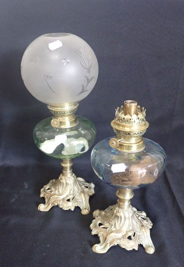 A PAIR OF 19TH FRENCH BRASS TABLE OIL LAMPS