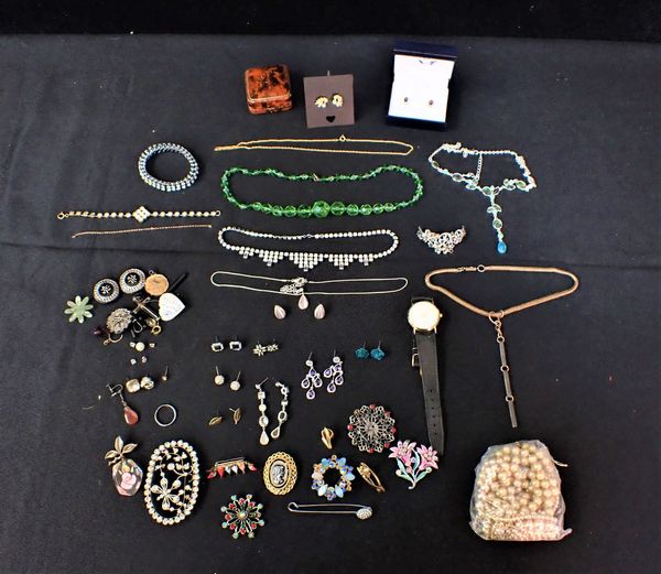 A QUANTITY OF COSTUME JEWELLERY