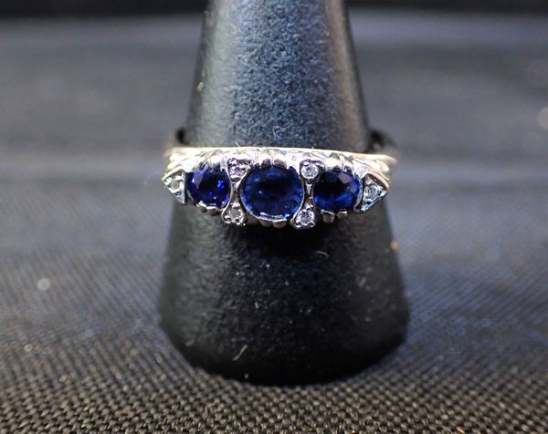 18CT WHITE GOLD AND SAPPHIRE RING