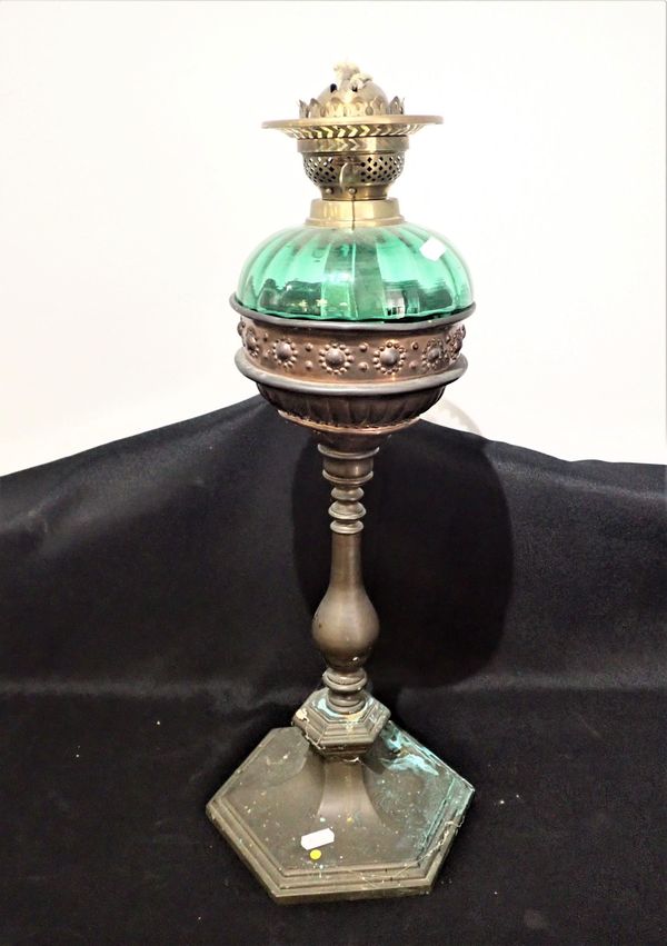 A VICTORIAN BRASS AND COPPER TABLE OIL LAMP