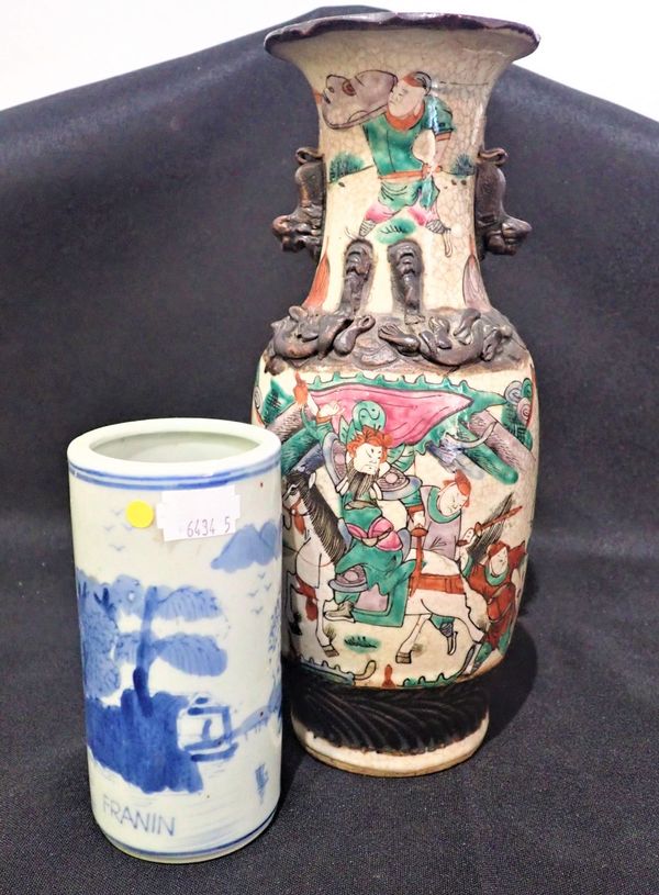 AN EARLY 20TH CHINESE CRACKLEWARE PORCELAIN VASE