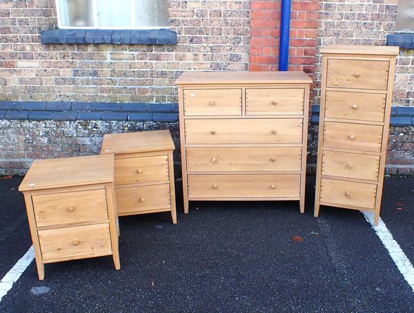 A CONTEMPORARY OAK CHEST OF DRAWERS