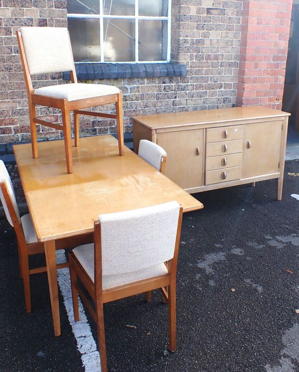 A GORDON RUSSELL OF BROADWAY LIGHT OAK DINING SUITE