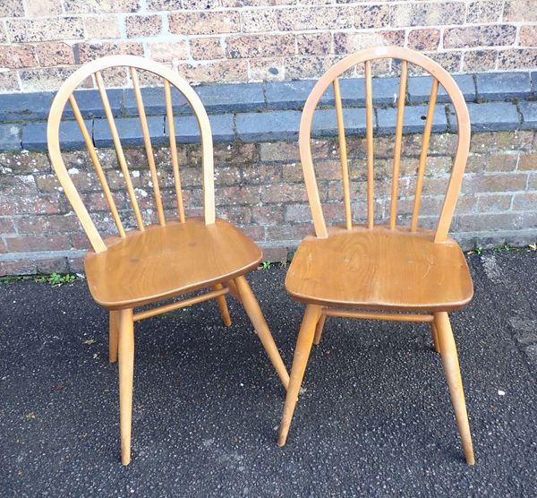 ERCOL: A PAIR OF BLOND ELM AND BEECH  WINDSOR CHAIRS