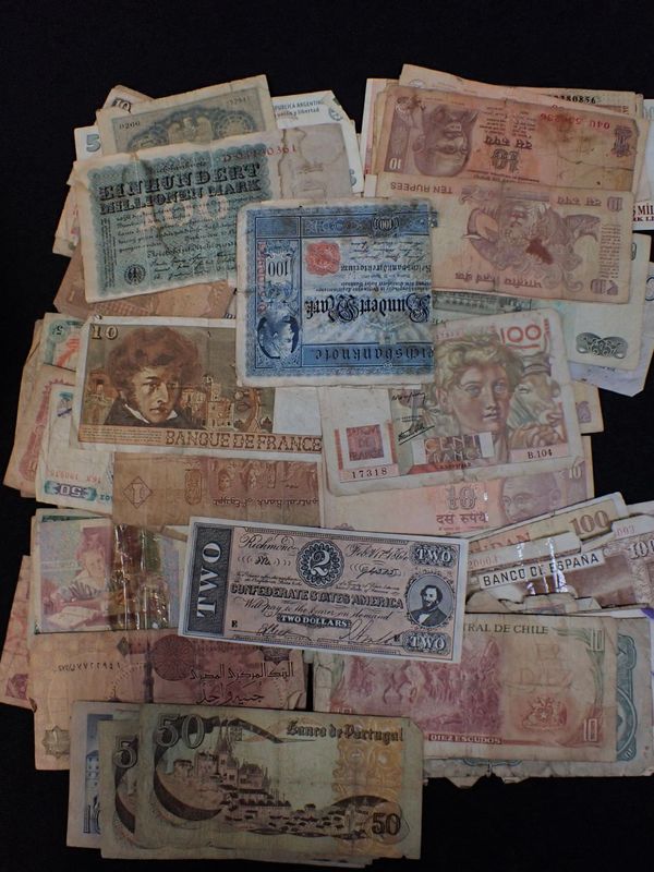 A COLLECTION OF BANKNOTES