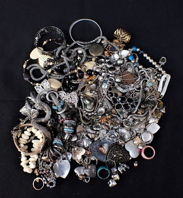 A QUANTITY OF COSTUME JEWELLERY