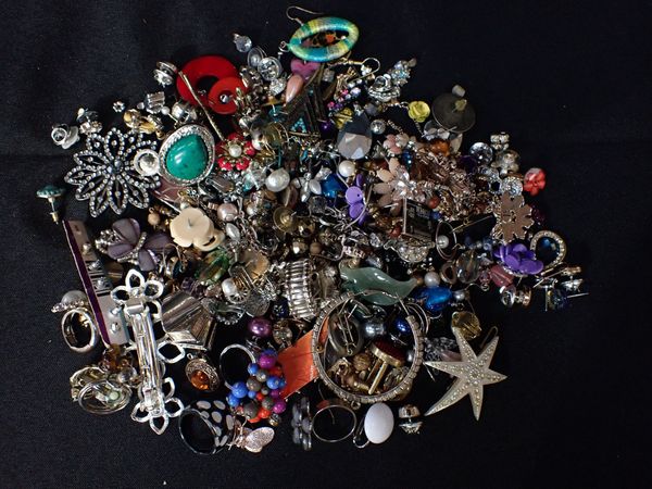 A QUANITY OF COSTUME JEWELLERY