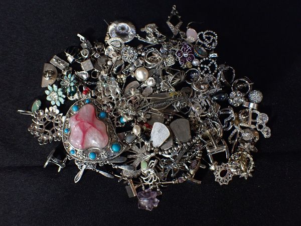 A QUANTITY OF WHITE METAL COSTUME JEWELLERY