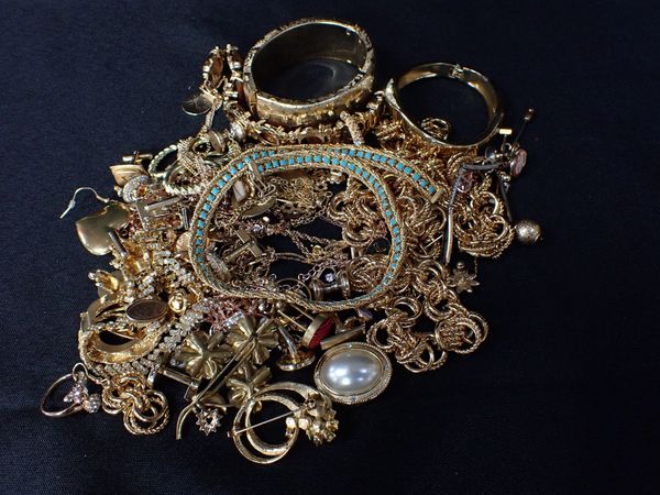 A QUANTITY OF YELLOW METAL COSTUME JEWELLERY