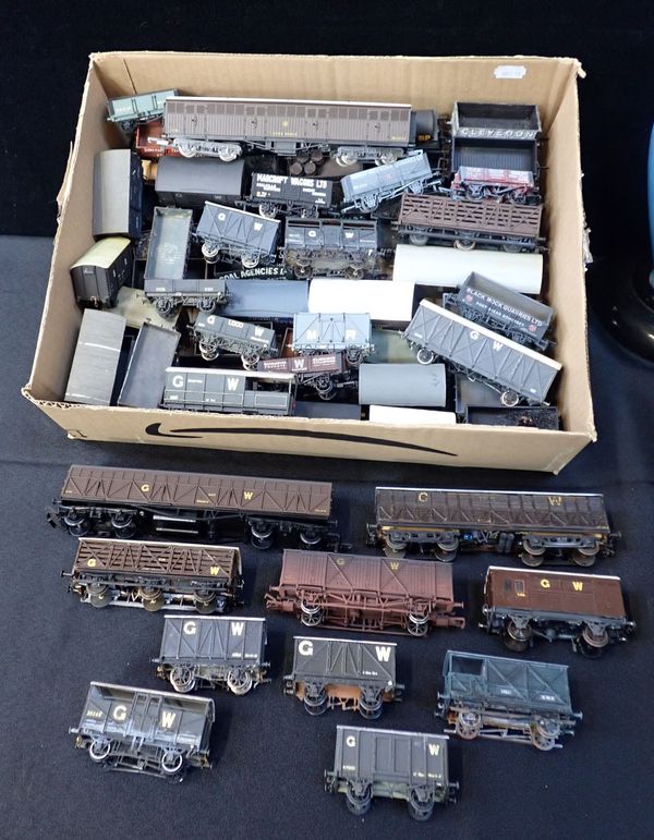 A LARGE COLLECTION OF 00 GAUGE GOODS WAGONS