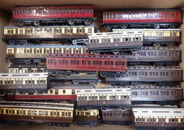 A COLLECTION OF 00 GAUGE COACHES