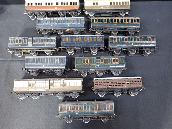 A COLLECTION OF 0 GAUGE COACHES