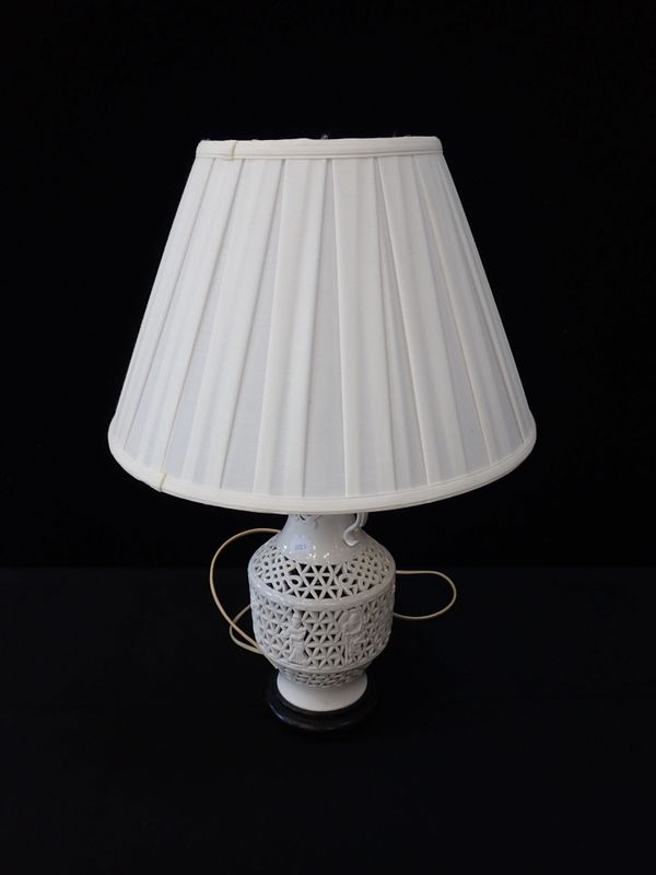 A PIERCED PORCELAIN CHINESE TABLE LAMP