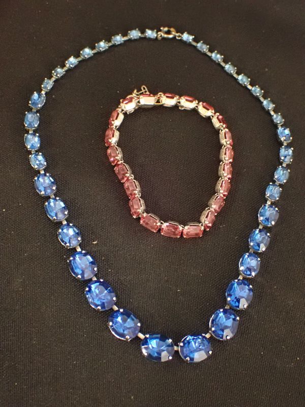 A VINTAGE COSTUME NECKLACE WITH GRADUATED BLUE 'STONES'