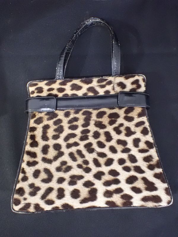 A LEOPARD EFFECT FUR HANDBAG