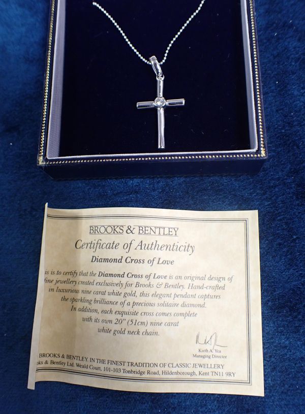 A 9CT WHITE GOLD AND DIAMOND CROSS PENDANT